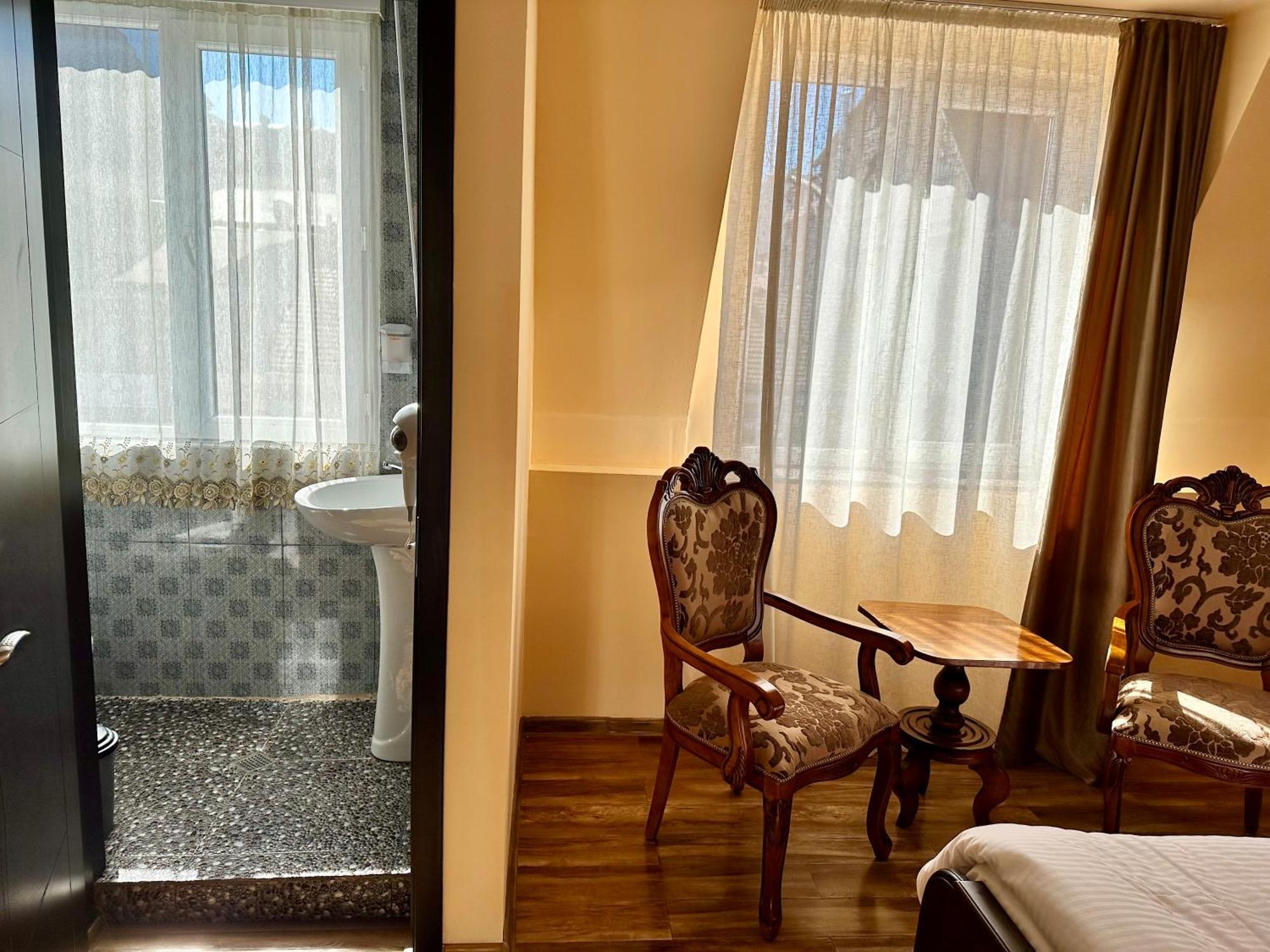 Old Clty Hotel Батуми Екстериор снимка