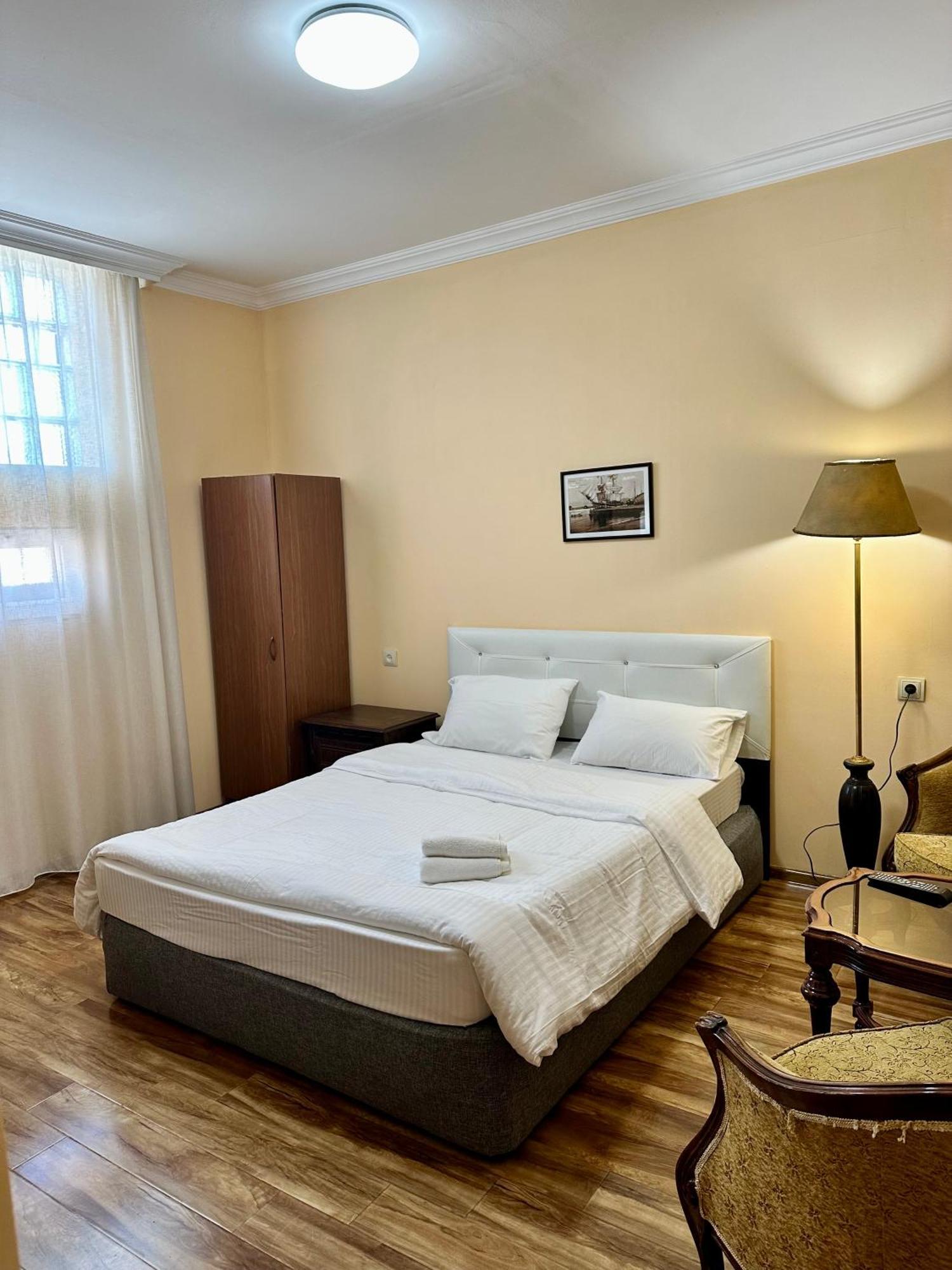 Old Clty Hotel Батуми Екстериор снимка